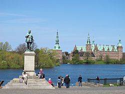 Monument to Frederik VII in front of Frederiksborg Castle