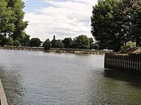 Confluence of Rivers Thames and Brent at Brentford - geograph.org.uk - 1444076