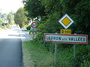 Lépron-les-Vallées (Ardennes) city limit sign