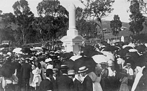 StateLibQld 2 290883 Crowds at the unveiling of Linda Memorial Monument, Mt Morgan, 1909