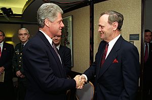 APEC Summit 1993 - Jean Chrétien and Bill Clinton shaking hands