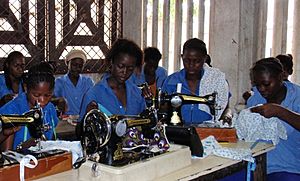 Jeunes filles apprenant la couture - Ecole Spéciale de Brazzaville