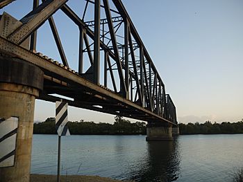 Nambucca River - North Coast Railway Bridge.JPG