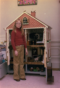Amy Carter poses with her doll house and cat, Misty Malarky Ying Yang - NARA - 177849