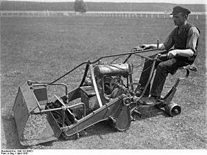 Bundesarchiv Bild 102-09651, Elektrische Grasmähmaschine