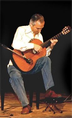 Guitarist John Williams in performance (Cordoba, 1986)