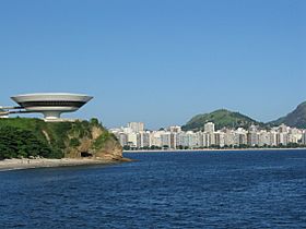 In the foreground, to the left, the Museum of Contemporary Art of Niterói. In the background, Icaraí Beach.