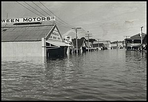 River Murray in flood at Mannum in 1956