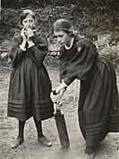 Virginia playing cricket with Vanessa 1894