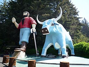 Paul Bunyan and Babe the Blue Ox statues at Trees of Mystery