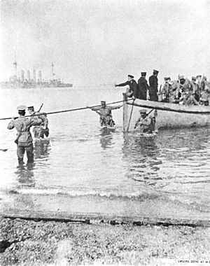 Troops disembark on the beach, 25 April 1915