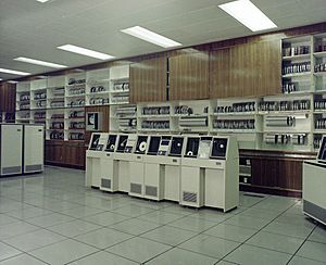 Angol utca 27., az Országos Tervhivatal számítóközpontja, ICL SYSTEM 4-70 típusú számítógép. Fortepan 99262