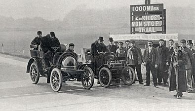 Les deux Decauville 5hp au départ des 'One Thousand Miles' de Londres, sur la piste de Crystal-Palace en avril 1900