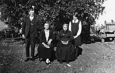StateLibQld 1 69627 Badke family of Roadvale, 1928.jpg