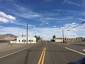 2015-04-29 17 11 13 View south along U.S. Route 95 in Mina, Nevada