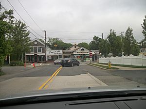 Bayport Avenue as it approaches Middle Road