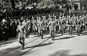 Desfile de guardias civiles y policias armados en San Sebastián (1942)