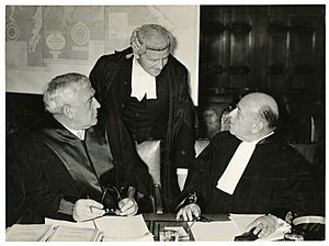1951-09-25 Van links naar rechts Sven Arntzen (Noorwegen), Frank Soskice (Engeland) en prof. Maurice Bourguin (België) — HGA001050452.jpg
