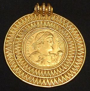 KHM Wien 32.482 - Valens medal, 375-78 AD