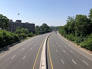 2021-06-07 10 15 34 View east along Interstate 280 (Essex Freeway) from the overpass for Essex County Route 660 (Mount Pleasant Avenue) in West Orange Township, Essex County, New Jersey
