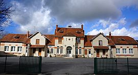 The town hall and school of Juvincourt-et-Damary