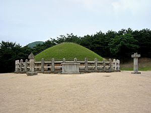 Korea-Gyeongju-Tomb of General Kim Yusin-02A