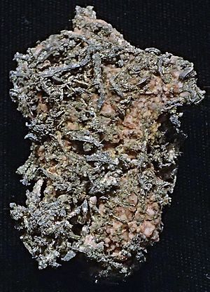 Silver wires on granite (Smuggler Mine, Aspen Mining District, Colorado, USA) (17086642037)