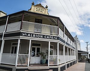 Albion Hotel-Cafe Braidwood NSW-1 (39816499112) (cropped).jpg