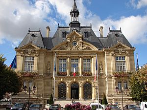 2011 Town hall of Suresnes front