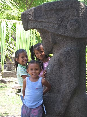 Statue and children omotepe