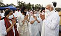 The Prime Minister, Shri Narendra Modi consoles family members of ‘Bharat Ratna’ Lata Mangeshkar, in Mumbai on February 06, 2022 (1)