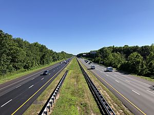 2021-06-24 16 56 10 View south along Interstate 295 from the overpass for Elbow Lane in Burlington Township, Burlington County, New Jersey
