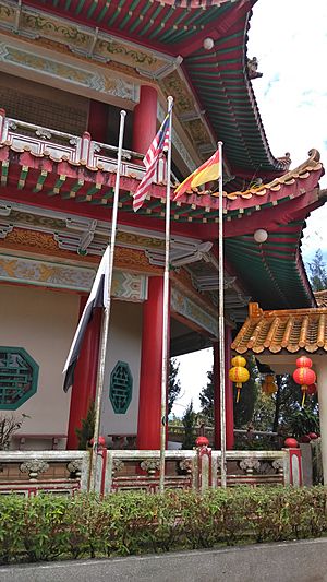Pahang Flag at Half Mast, Malaysian and Selangor Flag, Chin Swee Temple