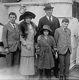 Sir A. Conan Doyle and family LCCN2014715849 (cropped)