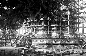 COLLECTIE TROPENMUSEUM Restauratie van de aan Shiva gewijde tempel op de Candi Lara Jonggrang oftewel het Prambanan tempelcomplex TMnr 10016160