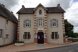 The town hall in Trezelles