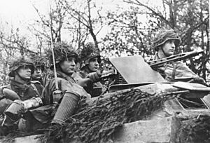 Bundesarchiv Bild 183-J28519, Ardennenoffensive, Soldaten in Schützenpanzer