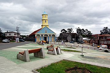 Iglesia y plaza de Chonchi.jpg