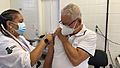 Brasileiro tomando vacina contra o COVID-19