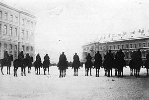 Bundesarchiv Bild 183-S01260, St. Petersburg, Militär vor Winterpalast