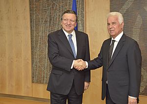 Handshake between Derviş Eroğlu, on the right, and José Manuel Barroso