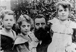 PikiWiki Israel 28527 Herzl with his kids
