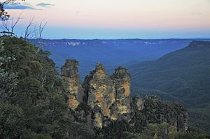 The typical blue haze in the Jamison Valley behand the Three Sister