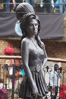 Amy Winehouse Statue, Camden (14946739033)