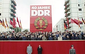 Bundesarchiv Bild 183-1989-1007-402, Berlin, 40. Jahrestag DDR-Gründung, Ehrengäste