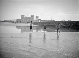 ETH-BIB-Reisegefährten von Walter Mittelholzer beim Ballspiel am Strand beim Kap Juby-Tschadseeflug 1930-31-LBS MH02-08-1059