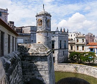 Parte lateral del Castillo de la Real Fuerza.jpg