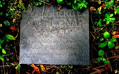Plaque funéraire de Marguerite Yourcenar