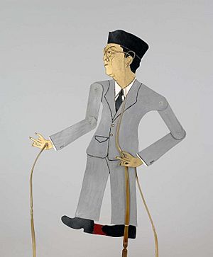 COLLECTIE TROPENMUSEUM Wajangpop voorstellende Dr. Mohammed Hatta (1902-1980) de eerste vice President van Indonesië TMnr 4551-21