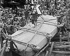 COLLECTIE TROPENMUSEUM 'Het verslepen van de steen 'Darodaro' voor de gestorven Saoenigeho van Bawamataloea Nias TMnr 1000095b